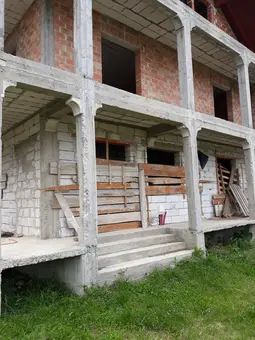 Vand casa noua, la rosu, in Marginea, cu 10 ari teren